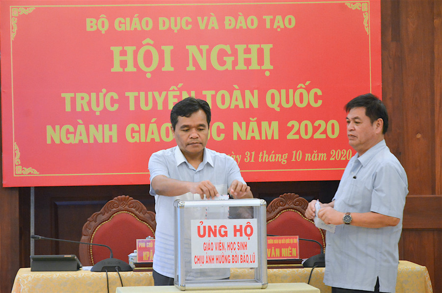 Bí thư Tỉnh ủy Gia Lai Hồ Văn Niên ủng hộ giáo viên, học sinh miền Trung bị ảnh hưởng do bão lũ. Ảnh: Hồng Thi Bí thư Tỉnh ủy Gia Lai Hồ Văn Niên ủng hộ giáo viên, học sinh miền Trung bị ảnh hưởng do bão lũ. Ảnh: Hồng Thi