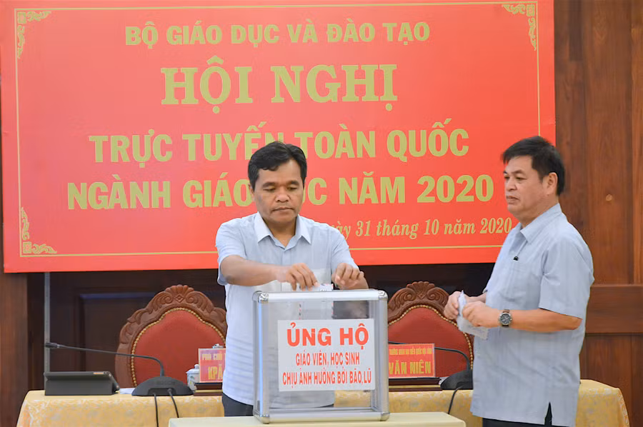 Bí thư Tỉnh ủy Gia Lai Hồ Văn Niên ủng hộ giáo viên, học sinh miền Trung bị ảnh hưởng do bão lũ. Ảnh: Hồng Thi