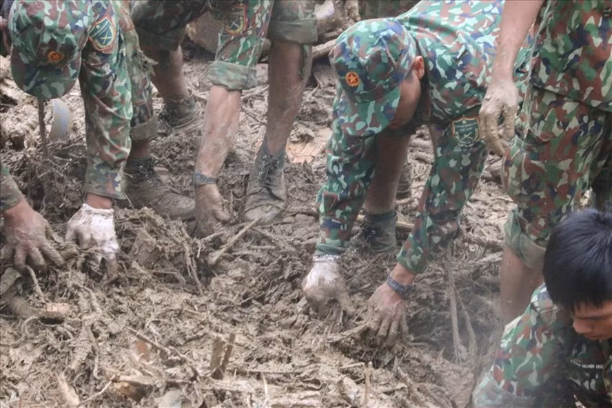 Vẫn còn 14 nạn nhân chưa tìm thấy trong vụ sạt núi, vùi lấp 55 người ở thôn 1, xã Trà Leng, huyện Nam Trà My. Ảnh: Thanh Chung