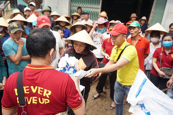 Các hướng dẫn viên du lịch TP.HCM trong chuyến cứu trợ ở Thừa Thiên Huế.