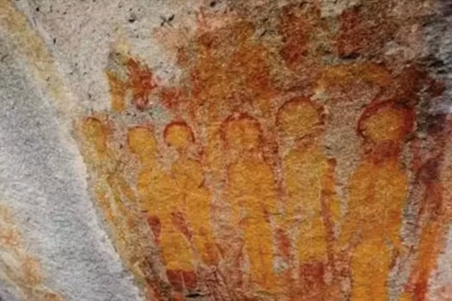 Bức vẽ bí ẩn người ngoài hành tinh được phát hiện ở Ấn Độ. Ảnh: Times of India