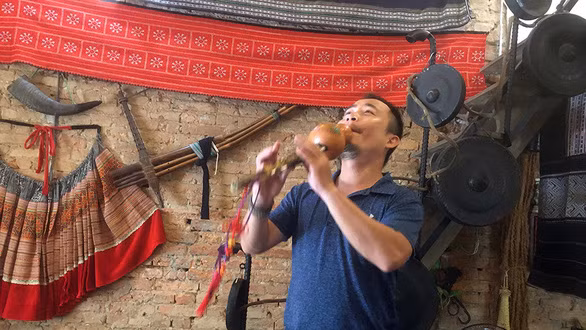 Trường An biểu diễn sáo bầu - một nhạc cụ của vùng Tây Bắc - trong không gian quán cà phê đậm chất Tây Bắc - Ảnh: N.B.