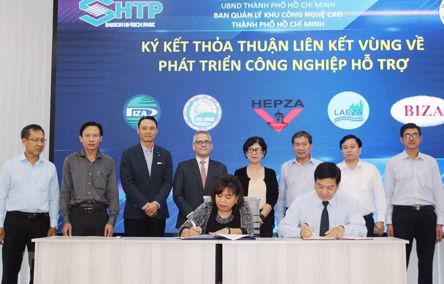 Đại diện Ban quản lý Khu Công nghệ cao Thành phố Hồ Chí Minh ký kết thỏa thuận hợp tác với Ban Quản lý các khu chế xuất-khu công nghiệp-khu kinh tế trọng điểm phía Nam.