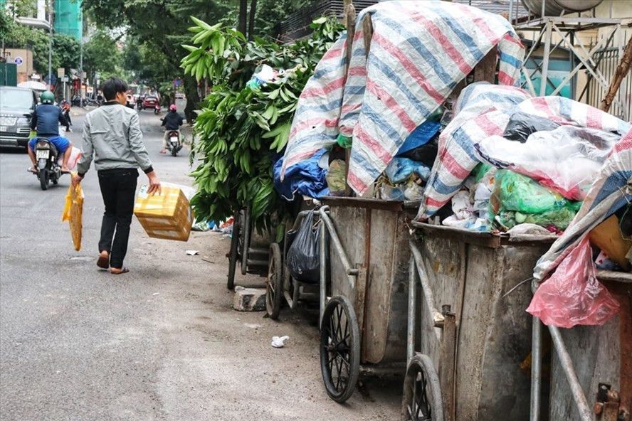 Do khu xử lý rác tại bãi rác Nam Sơn bị chặn, tại các chung cư Hà Nội những ngày qua một lượng rác lớn đang bị ùn ứ. Ảnh: Lan Nhi.
