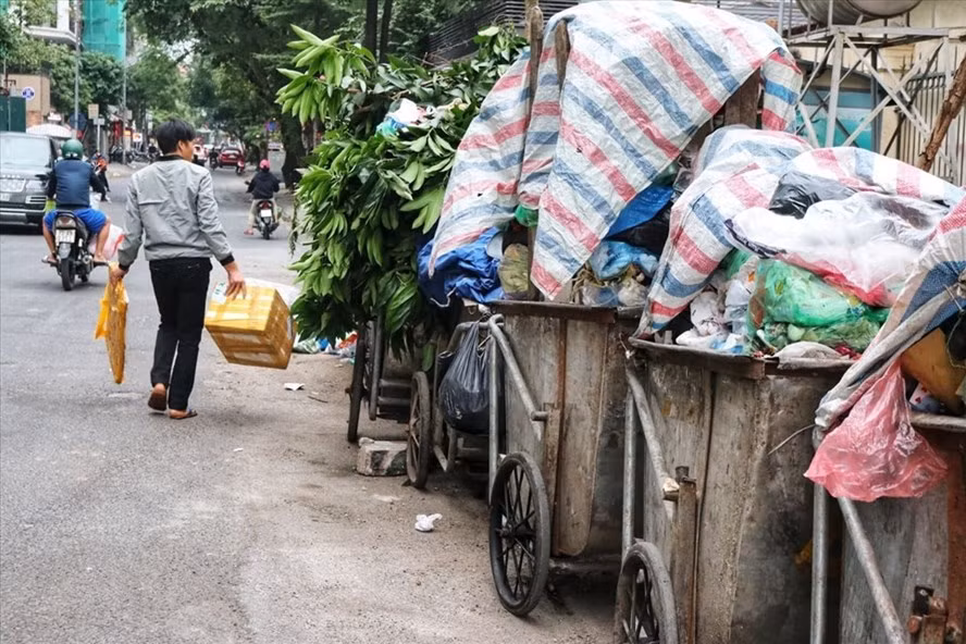 Do khu xử lý rác tại bãi rác Nam Sơn bị chặn, tại các chung cư Hà Nội những ngày qua một lượng rác lớn đang bị ùn ứ. Ảnh: Lan Nhi.