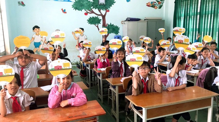 Học sinh Trường Tiểu học Lê Quý Đôn (TP. Pleiku) tham gia hoạt động ngoại khóa tìm hiểu kiến thức về ATGT. Ảnh: Lê Hòa