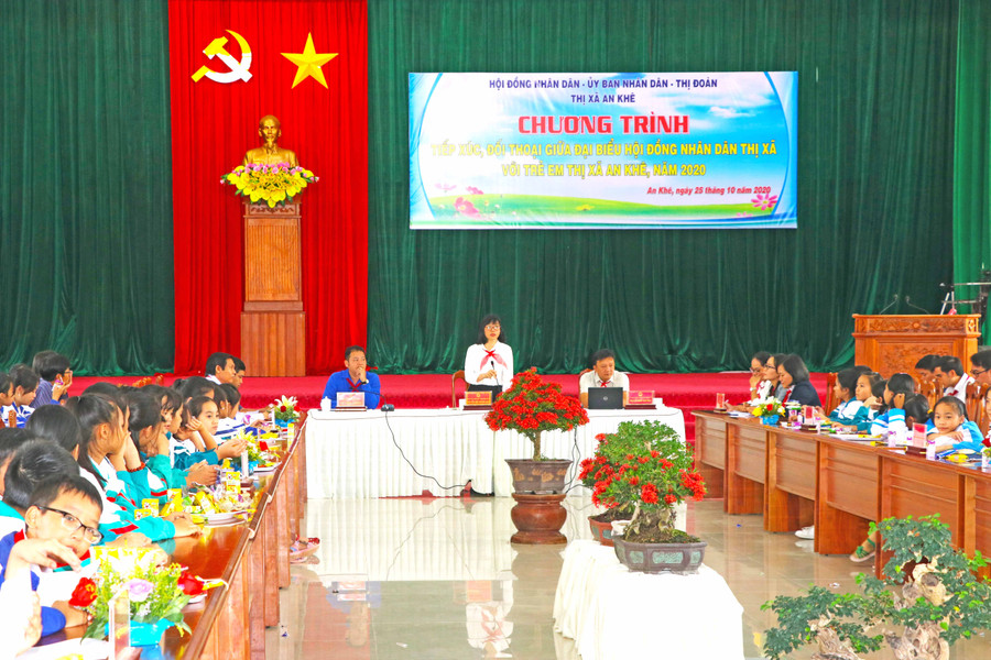 Lãnh đạo thị xã An Khê đối thoại với học sinh trên địa bàn. Ảnh: Ngọc Minh