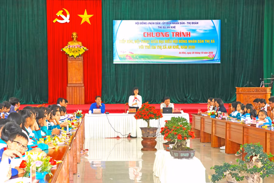 Lãnh đạo thị xã An Khê đối thoại với học sinh trên địa bàn. Ảnh: Ngọc Minh