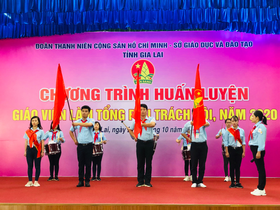 Các giáo viên làm Tổng phụ trách Đội được tập huấn nhiều kỹ năng tại chương trình huấn luyện. Ảnh: Phan Lài