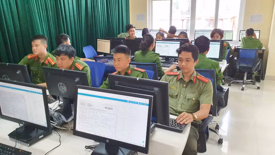 Công an TP. Pleiku kiểm tra, đối soát thông tin người dân đã kê khai để nhập dữ liệu tại Trung tâm Phục vụ hành chính công tỉnh. Ảnh: Văn Ngọc