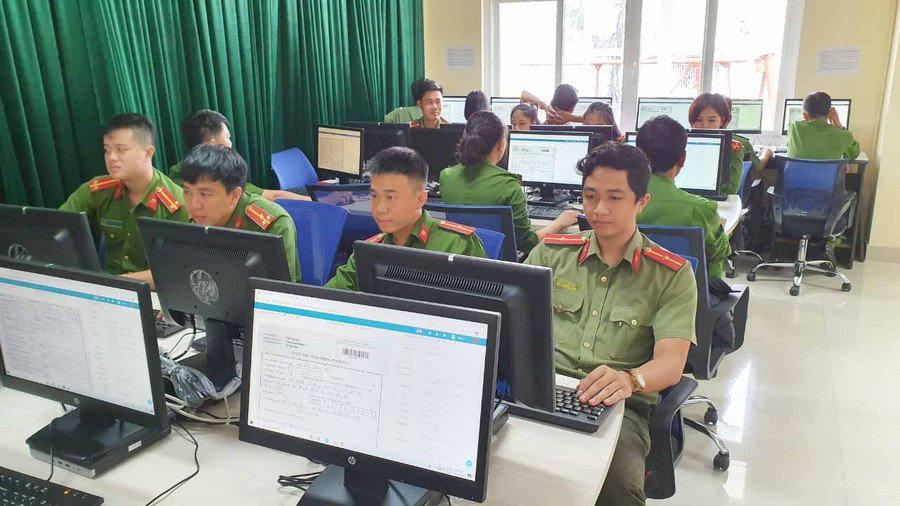 Công an TP. Pleiku kiểm tra, đối soát thông tin người dân đã kê khai để nhập dữ liệu tại Trung tâm Phục vụ hành chính công tỉnh. Ảnh: Văn Ngọc