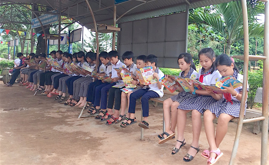 Học sinh Trường Tiểu học Lê Qúy Đôn (xã Ia Krai, huyện Ia Grai đọc sách tại thư viện ngoài trời trong khuôn viên nhà trường. Ảnh: Hồng Thi