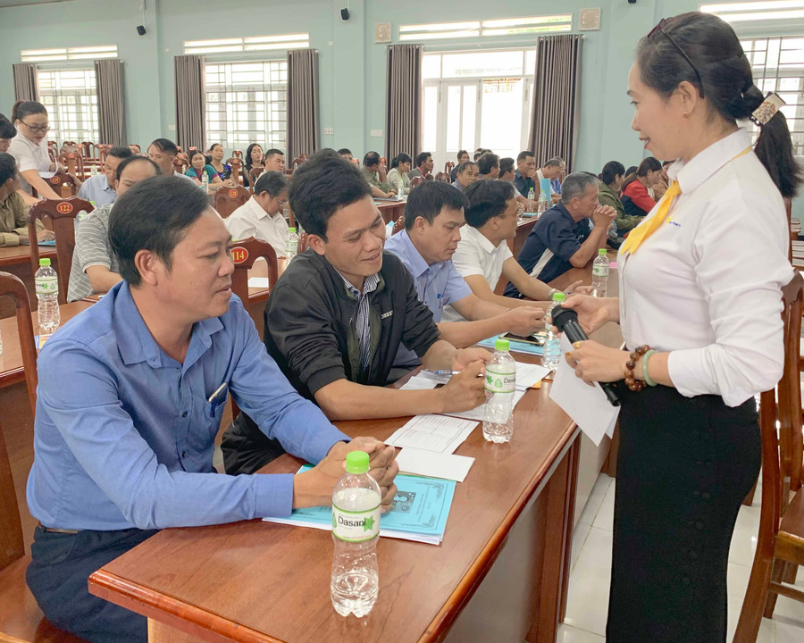 Cán bộ Bưu điện giải đáp vướng mắc của người dân về tham gia BHXH tự nguyện. Ảnh: Như Nguyện