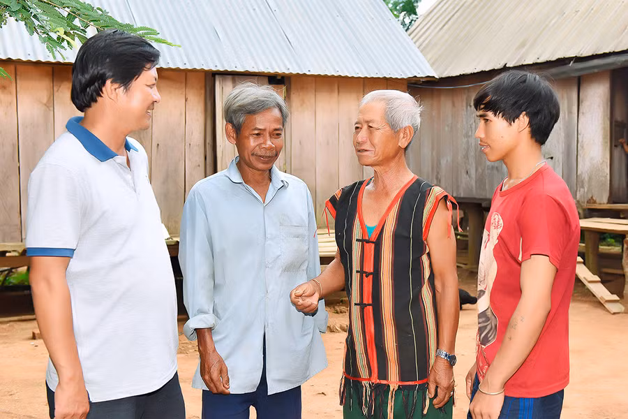 Ông Đinh Đơt (thứ 2 từ phải sang; già làng Kret Krot, xã Hà Ra, huyện Mang Yang) tuyên truyền người dân trong làng giữ gìn an ninh trật tự, không nghe theo lời kẻ xấu. Ảnh: Đức Thụy