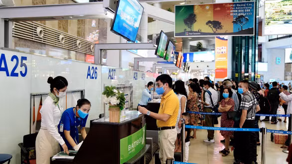 Hành khách và nhân viên hàng không đều phải đeo khẩu trang bắt buộc tại các sân bay, nhà ga, bến xe - Ảnh: NIA