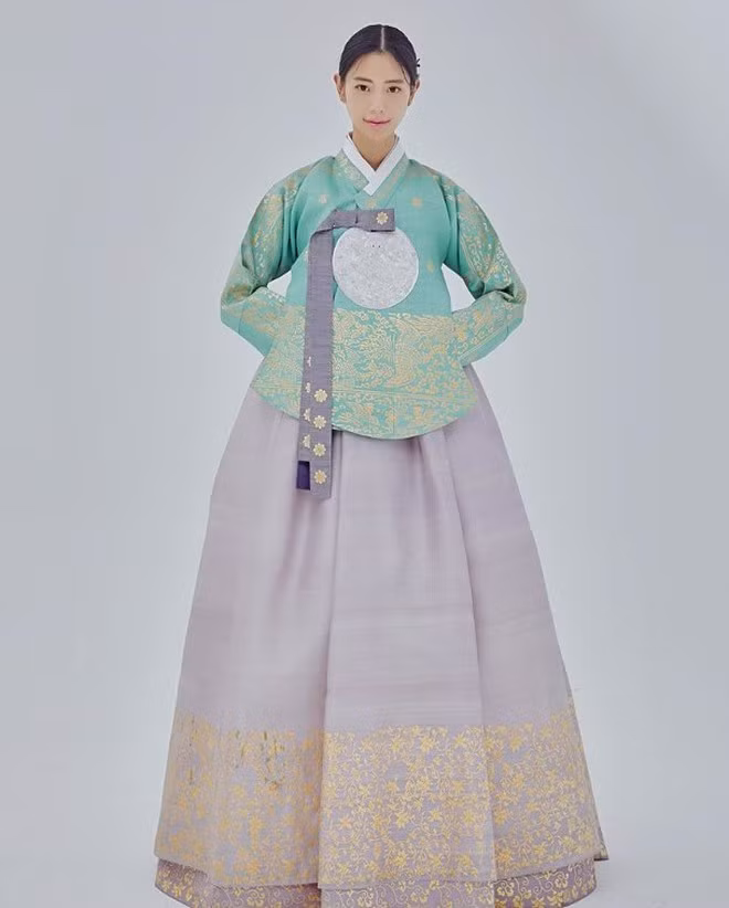 Người đẹp trang điểm nhẹ nhàng và búi tóc cao, phù hợp với hanbok ẢNH: INSTAGRAM NV