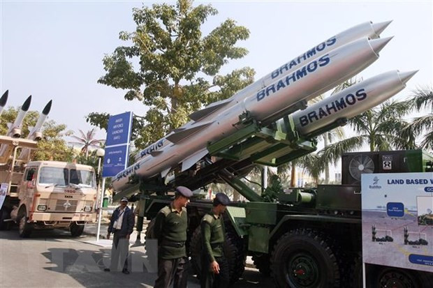 Tên lửa hành trình siêu thanh BrahMos được trưng bày tại một sự kiện ở New Delhi, Ấn Độ. (Ảnh: AFP/TTXVN) Tên lửa hành trình siêu thanh BrahMos được trưng bày tại một sự kiện ở New Delhi, Ấn Độ. (Ảnh: AFP/TTXVN)