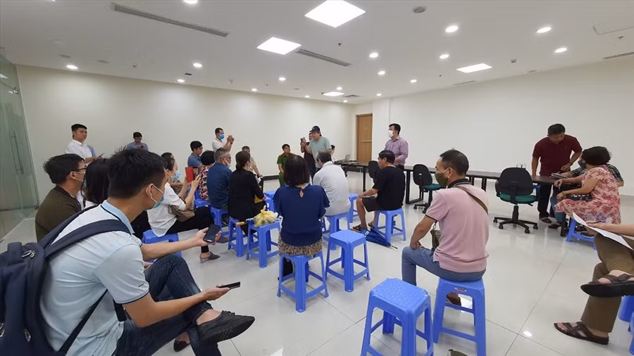 Quang cảnh buổi đối thoại giữa đại diện giữa nhà đầu tư và các người dân đòi quyền lợi. Ảnh: PĐ.