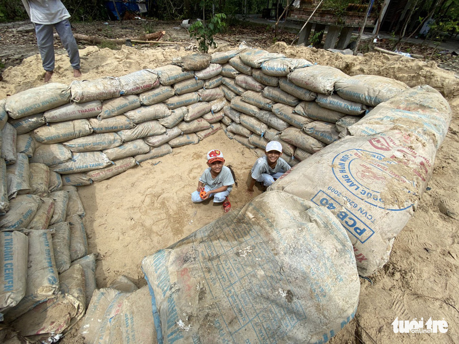 Căn hầm rộng hơn 3m2, sâu 1,6, là nơi trú ẩn an toàn khi có bão lớn - Ảnh: LÊ TRUNG