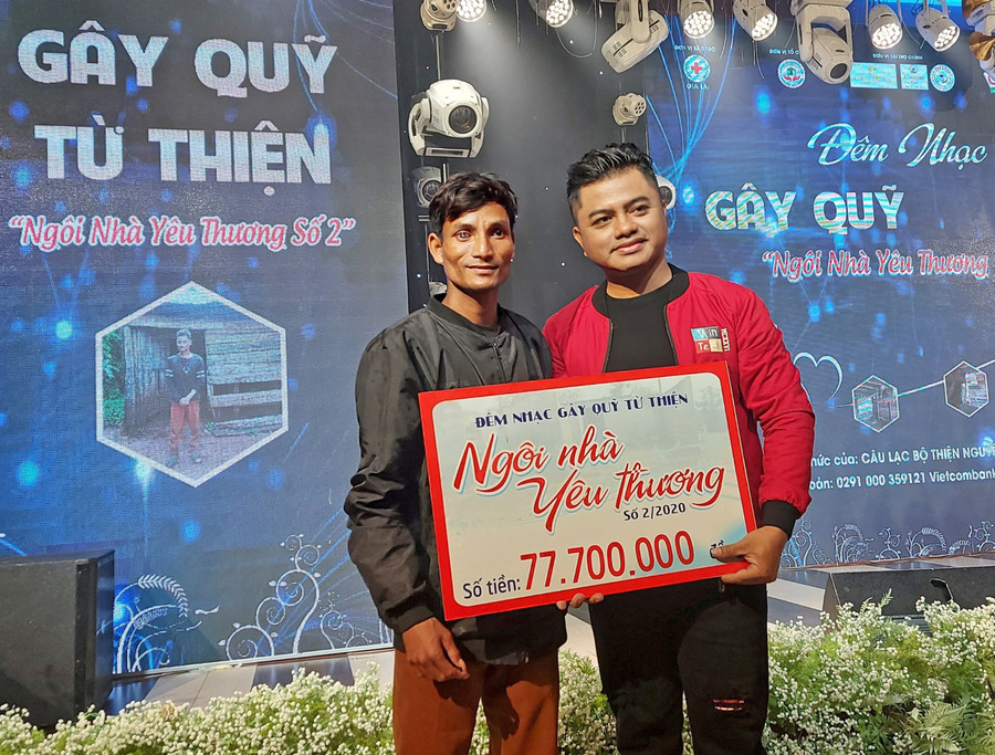 Ca sĩ, nhạc sĩ Y Jang Tuyn (bìa phải) trao biển tượng trưng số tiền vận động được trong đêm nhạc cho anh A Nge. Ảnh: Như Nguyện 