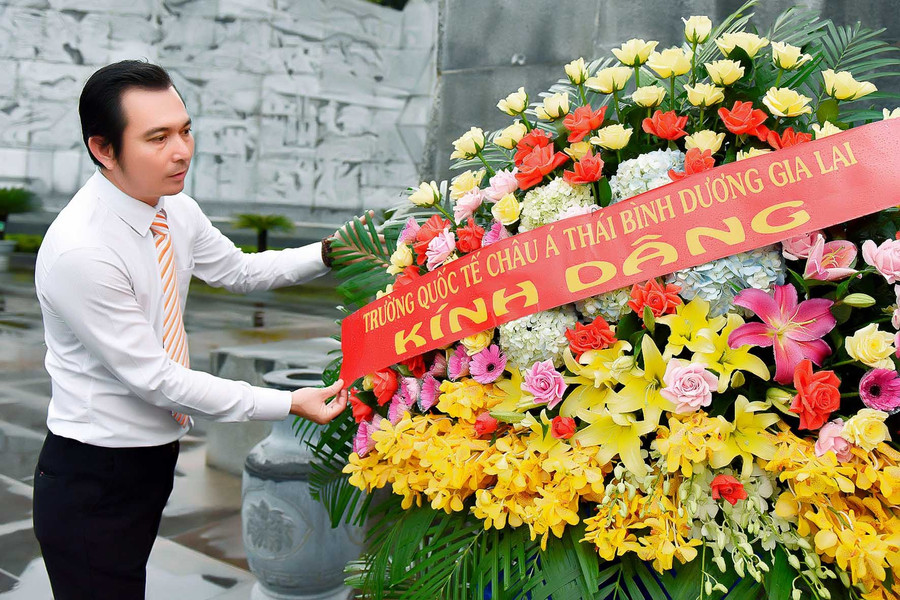 Ông Trịnh Bảo Kim-Phó Chủ tịch thường trực Hội đồng quản trị, Tổng Giám đốc hệ thống APC, dâng hoa Chủ tịch Hồ Chí Minh. Ảnh: Đức Thụy  Dâng hương dâng hoa tưởng niệm Chủ tịch Hồ Chí Minh là hoạt động ý nghĩa nhằm giáo dục cho học sinh về đạo lý uống nước nhớ nguồn. Ảnh: Đức Thụy Ông Trịnh Bảo Kim-Phó Chủ tịch thường trực Hội đồng quản trị, Tổng Giám đốc hệ thống APC, dâng hoa Chủ tịch Hồ Chí Minh. Ảnh: Đức Thụy
