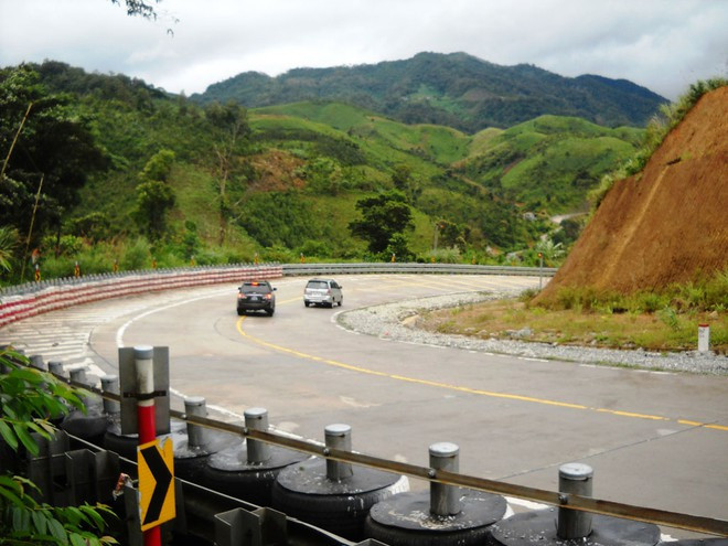 Một khúc cua nguy hiểm trên đèo Lò Xo