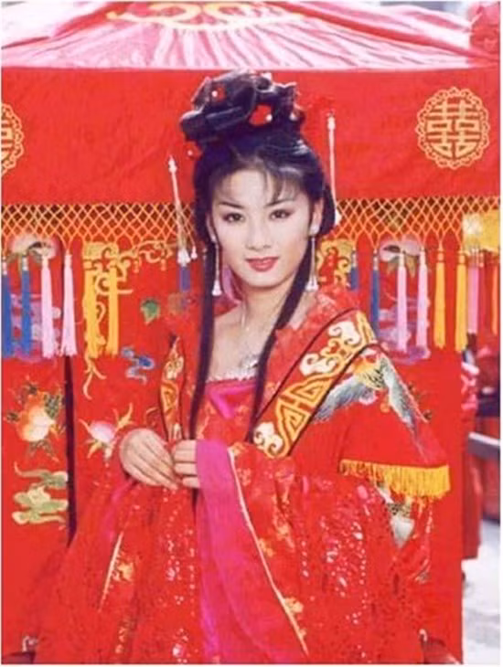 Huỳnh Dịch (sinh năm 1977) là một ca sĩ, diễn viên. Cô được đông đảo khán giả biết đến khi vào vai Lý Ngọc Hồ trong “Lên nhầm kiệu hoa được chồng như ý” (2000). Ngoài ra, Huỳnh Dịch còn tham gia nhiều phim khác như: “Ngọa hổ tàng long”, “Hoàn Châu cách cách 3: Thiên thượng nhân gian”, “Quán trọ thần tài”…