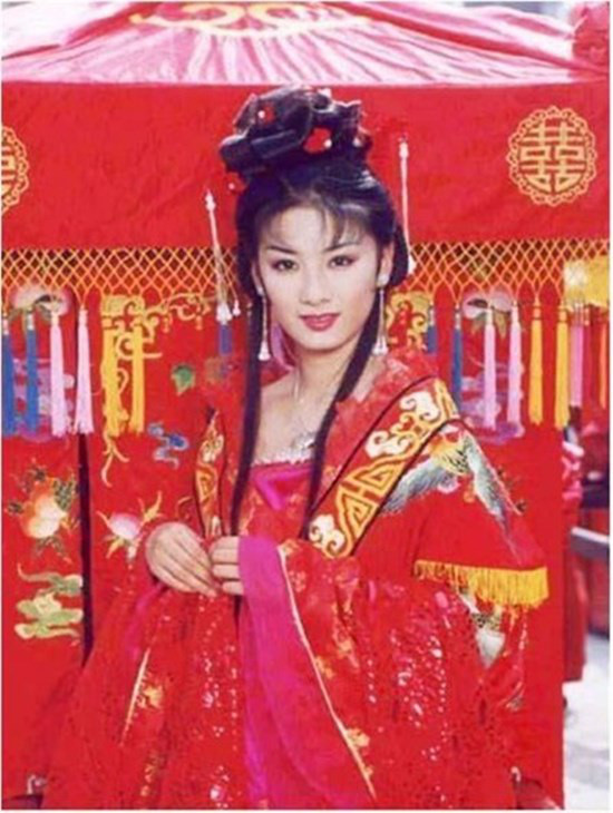 Huỳnh Dịch (sinh năm 1977) là một ca sĩ, diễn viên. Cô được đông đảo khán giả biết đến khi vào vai Lý Ngọc Hồ trong “Lên nhầm kiệu hoa được chồng như ý” (2000). Ngoài ra, Huỳnh Dịch còn tham gia nhiều phim khác như: “Ngọa hổ tàng long”, “Hoàn Châu cách cách 3: Thiên thượng nhân gian”, “Quán trọ thần tài”… Huỳnh Dịch (sinh năm 1977) là một ca sĩ, diễn viên. Cô được đông đảo khán giả biết đến khi vào vai Lý Ngọc Hồ trong “Lên nhầm kiệu hoa được chồng như ý” (2000). Ngoài ra, Huỳnh Dịch còn tham gia nhiều phim khác như: “Ngọa hổ tàng long”, “Hoàn Châu cách cách 3: Thiên thượng nhân gian”, “Quán trọ thần tài”…