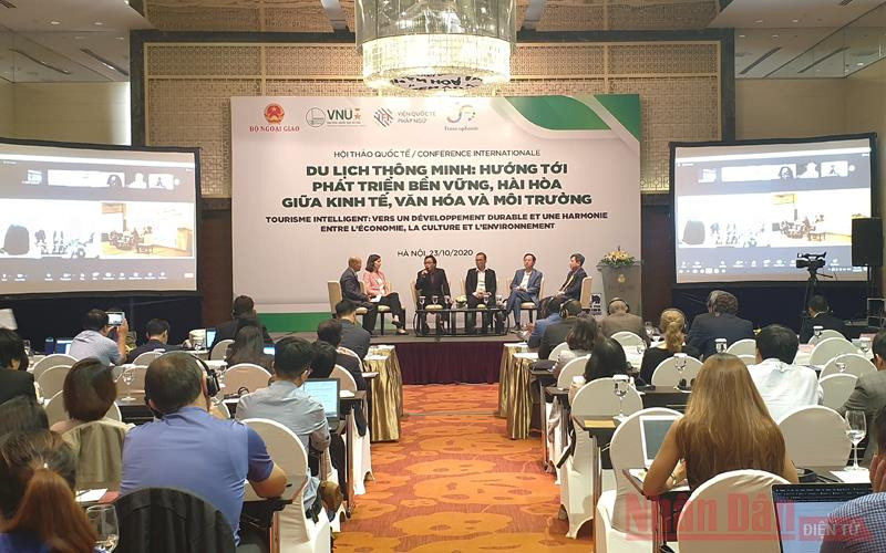 Các diễn giả trao đổi tại phiên thảo luận (Ảnh: T.LINH) 