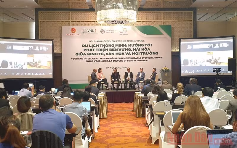 Các diễn giả trao đổi tại phiên thảo luận (Ảnh: T.LINH) 