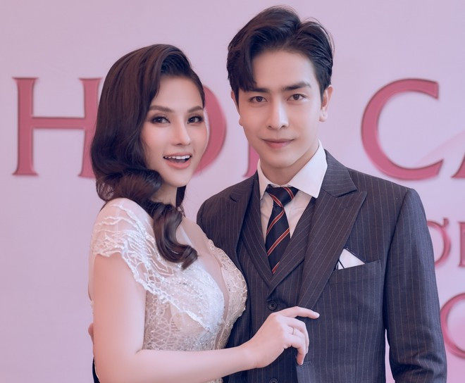 Thu Thủy khoe vóc dáng thon gọn bên chồng trẻ, tự tin trở lại công việc sau gần 1 tháng sinh con ẢNH: NVCC