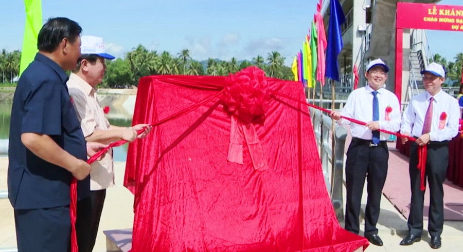 Lãnh đạo Bình Định thực hiện nghi thức gắn biển công trình đập ngăn mặn trên sông Lại Giang chào mừng Đại hội Đảng bộ tỉnh lần thứ XX nhiệm kỳ 2020-2025. Lãnh đạo Bình Định thực hiện nghi thức gắn biển công trình đập ngăn mặn trên sông Lại Giang chào mừng Đại hội Đảng bộ tỉnh lần thứ XX nhiệm kỳ 2020-2025.