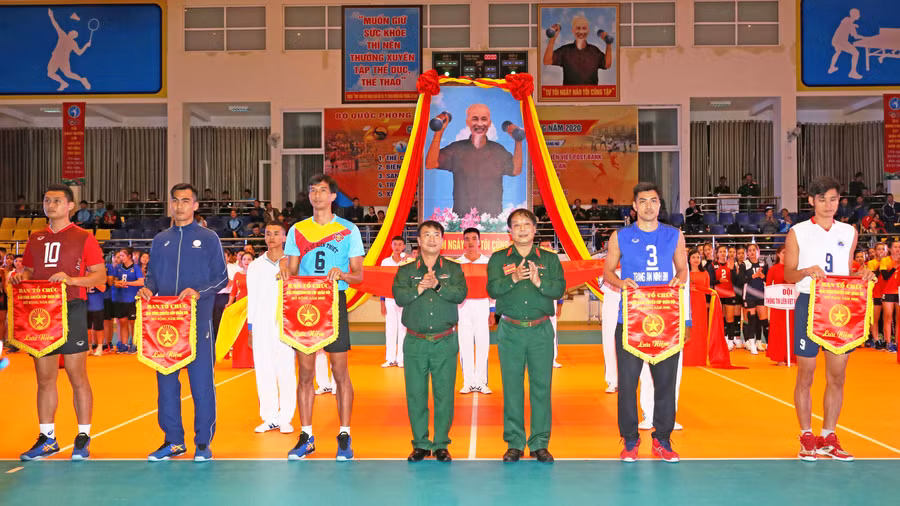 Ban Tổ chức tặng cờ cho đại diện các đội tham gia giải đấu. Ảnh: Vĩnh Hoàng