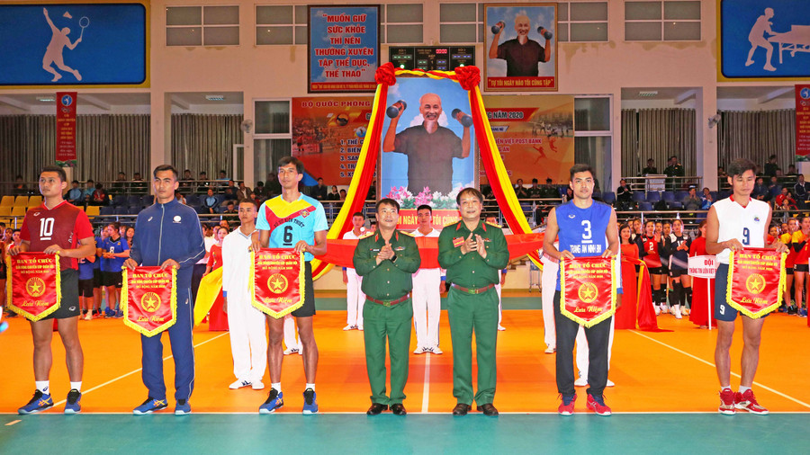 Ban Tổ chức tặng cờ cho đại diện các đội tham gia giải đấu. Ảnh: Vĩnh Hoàng