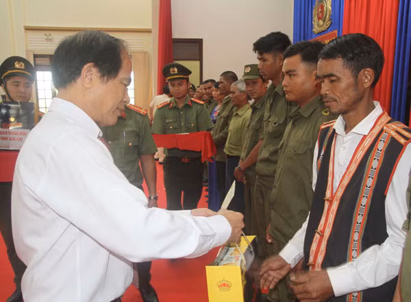 Chủ tịch UBND tỉnh Võ Ngọc Thành tặng quà cho các Công an viên có thành tích trong phong trào “Toàn dân bảo vệ an ninh Tổ quốc”. Ảnh: Lê Gia