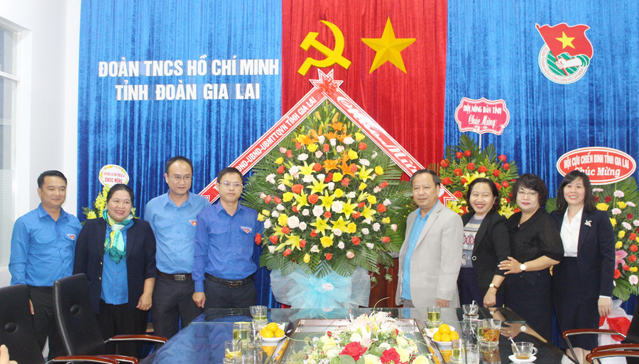 Đồng chí Châu Ngọc Tuấn (thứ 4 từ phải sang)-Phó Bí thư Tỉnh ủy, Chủ tịch HĐND tỉnh chúc mừng Đoàn TNCS Hồ Chí Minh tỉnh Gia Lai nhân kỷ niệm 75 năm Ngày thành lập. Ảnh: Phan Lài