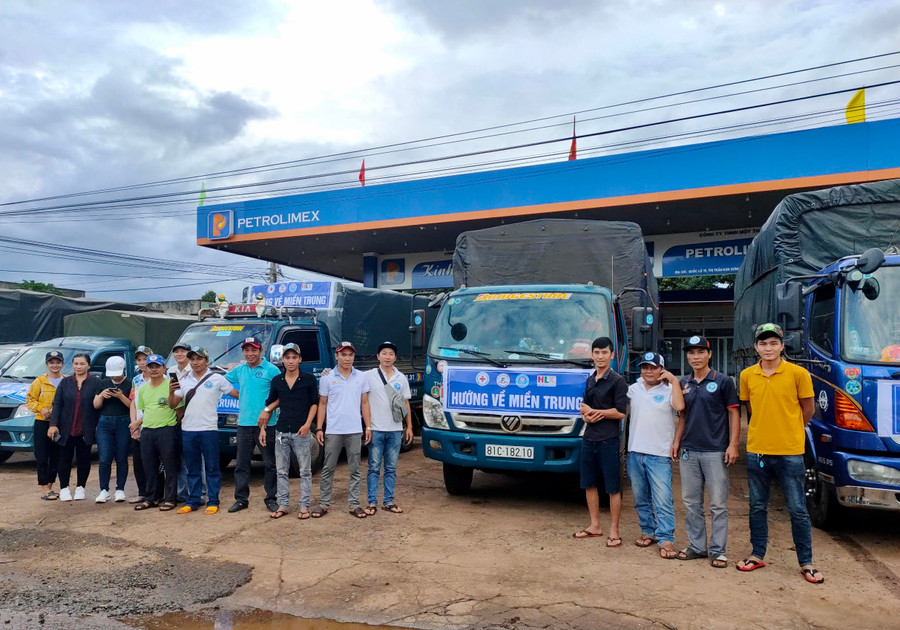 Các tình nguyện viên chuẩn bị lên đường chuyển hàng cứu trợ đồng bào miền Trung. Ảnh: Như Nguyện Các tình nguyện viên chuẩn bị hành trình Hướng về miền Trung. Ảnh: Như Nguyện