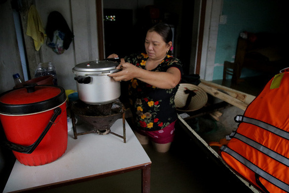 Chiếc lò được bà Thảo kê lên cạnh bàn nước để dùng khi hết gas - Ảnh: ĐOÀN NHẠN Chiếc lò được bà Thảo kê lên cạnh bàn nước để dùng khi hết gas - Ảnh: ĐOÀN NHẠN