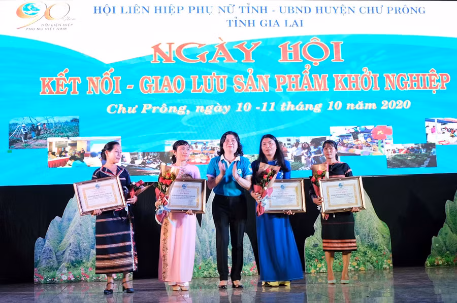  Khen thưởng cho các tập thể có thành tích xuất sắc. Ảnh: Hoàng Ngọc