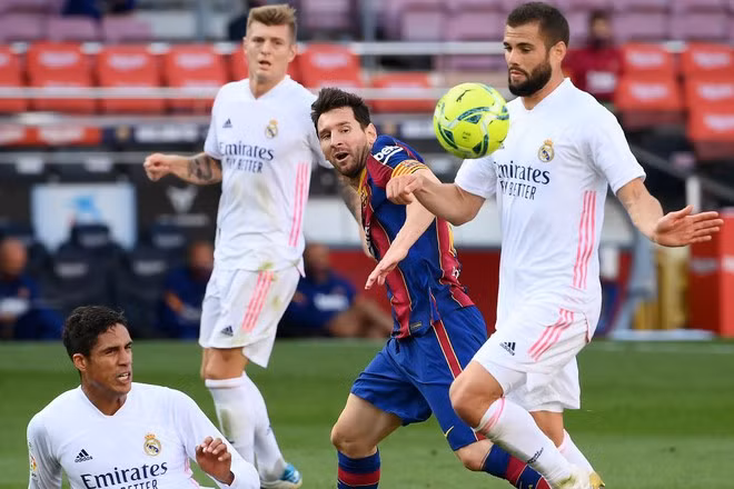 Messi (giữa) có thể gác lại ý định ra đi nếu 