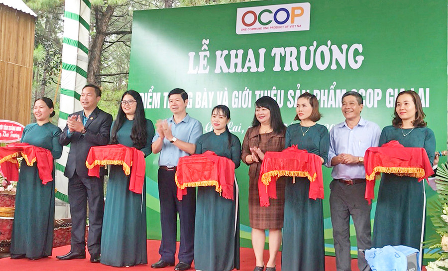 Cắt băng khai trương điểm trưng bày và giới thiệu sản phẩm OCOP của tỉnh tại Khu du lịch Biển Hồ (TP. Pleiku). Ảnh: Vũ Thảo Cắt băng khai trương điểm trưng bày và giới thiệu sản phẩm OCOP của tỉnh tại Khu du lịch Biển Hồ (TP. Pleiku). Ảnh: Vũ Thảo