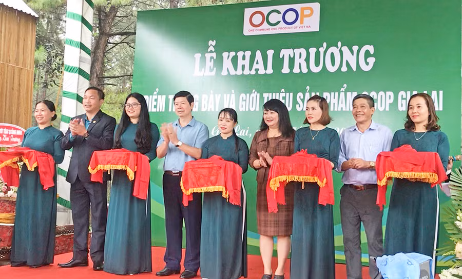  Cắt băng khai trương điểm trưng bày và giới thiệu sản phẩm OCOP của tỉnh tại Khu du lịch Biển Hồ (TP. Pleiku). Ảnh: Vũ Thảo