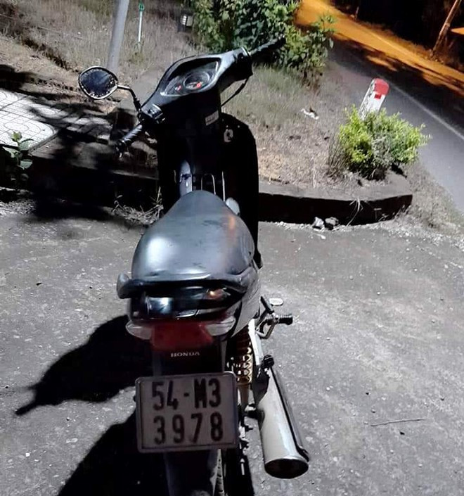 Chiếc xe máy nghi của nạn nhân ẢNH: TRÙNG DƯƠNG