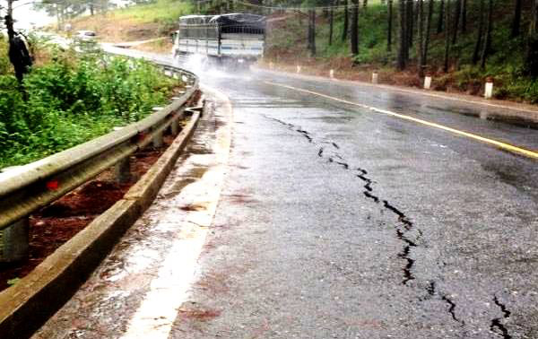 Mặt đường bị nứt, sụt lún.