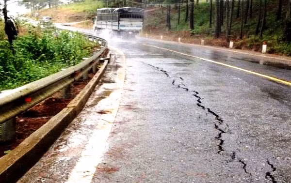 Mặt đường bị nứt, sụt lún.