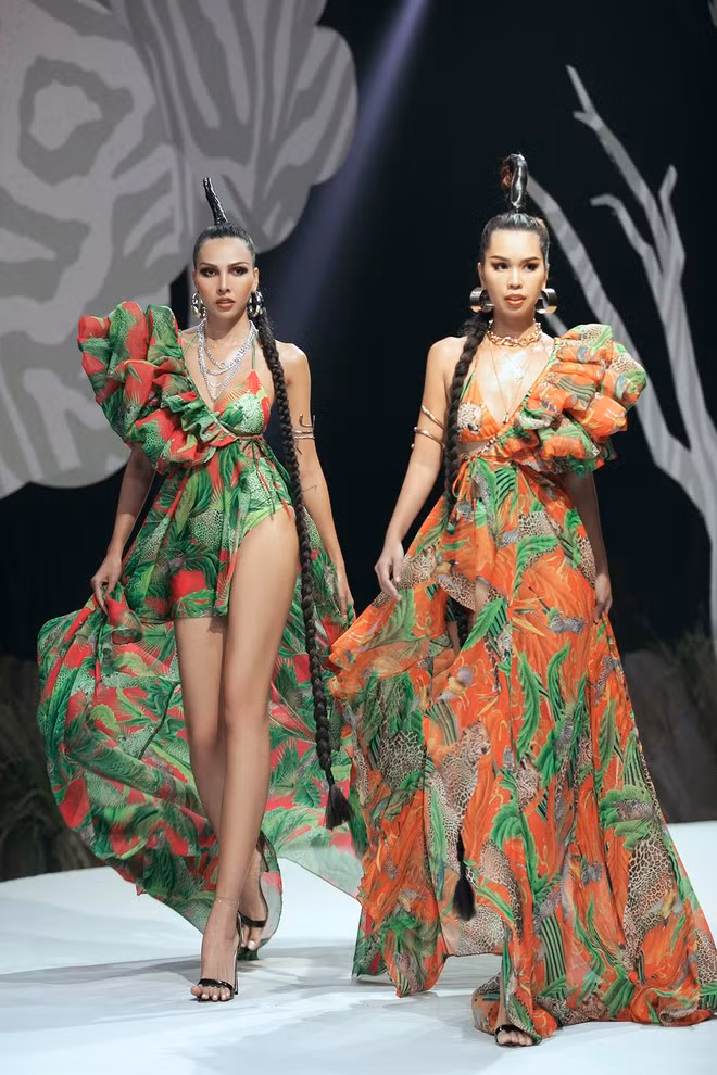 Hà Anh - Minh Triệu đọ dáng khi trình diễn trong thiết kế của Kathy Nguyễn.