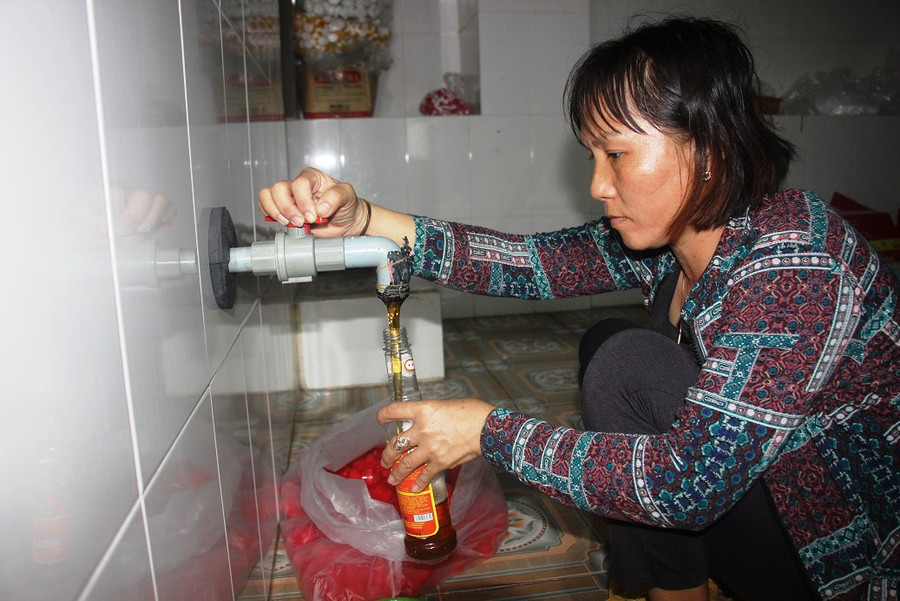 Nhân công sản xuất tại cơ sở nước mắm Như Hoa, tỉnh Bình Định. Ảnh: Dũ Tuấn.