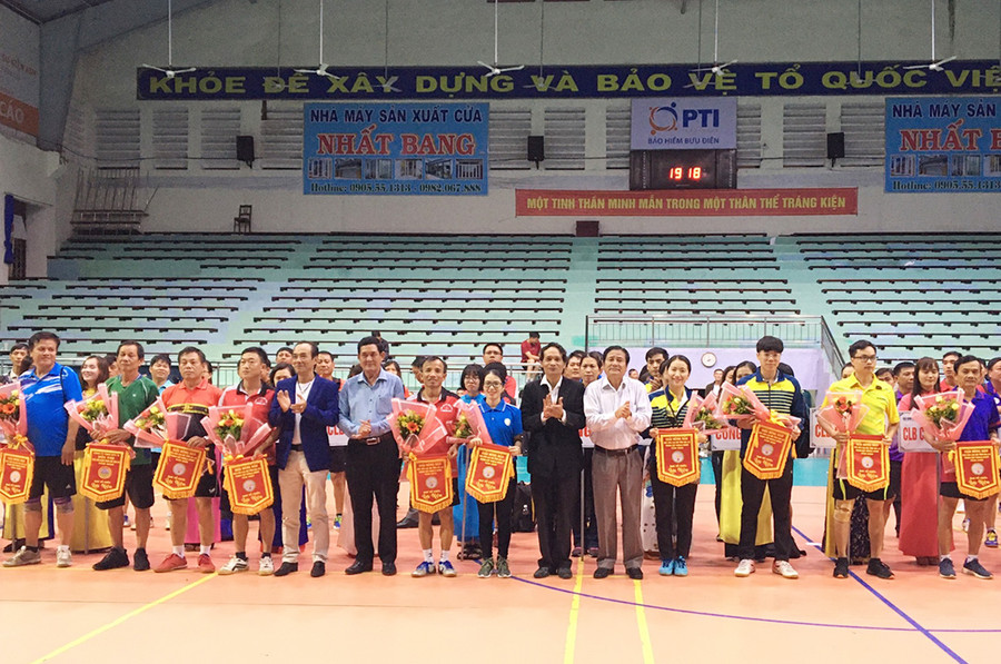 Lãnh đạo Sở Văn hóa-Thể thao và Du Lịch trao cờ lưu niệm cho các đơn vị tham gia giải. Ảnh: Nguyễn Tú