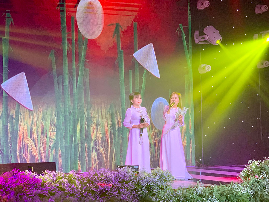 Tiết mục song ca của cặp song ca tí hon nhất Việt Nam Thanh Hằng và Thanh Hà. Ảnh: Như Nguyện Tiết mục song ca của cặp song ca tí hon nhất Việt Nam Thanh Hằng và Thanh Hà. Ảnh: Như Nguyện