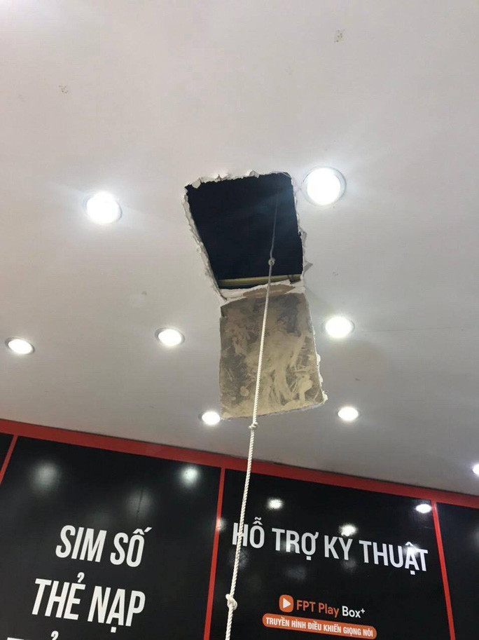 Đối tượng đục trần nhà để đột nhập cửa hàng FPT Shop